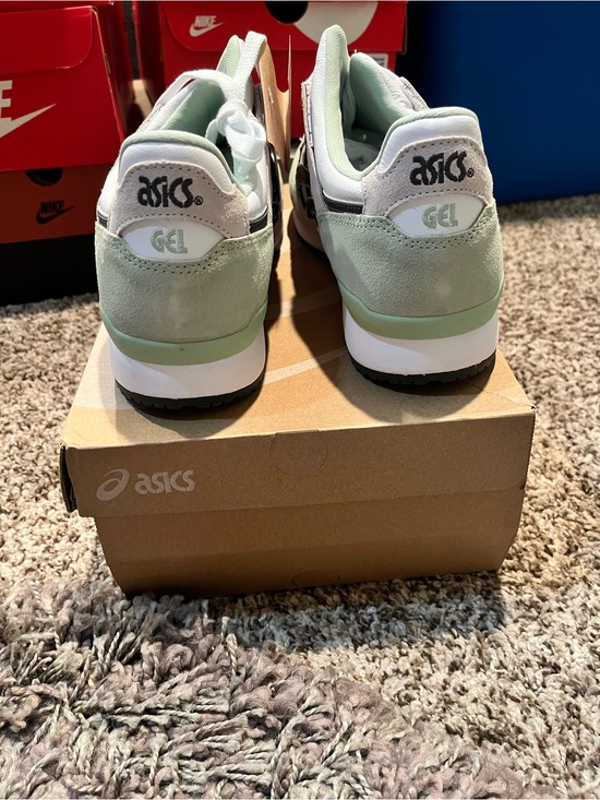 Athletic_Shoes